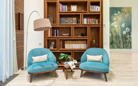 Cum să îți rearanjezi biblioteca pentru a obține un decor modern