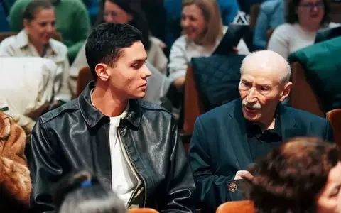 David Popovici, întâlnire emoționantă cu Victor Rebengiuc, întâmplător, la un spectacol: "Un titan al teatrului românesc, o lecție vie de talent, demnitate și forță"