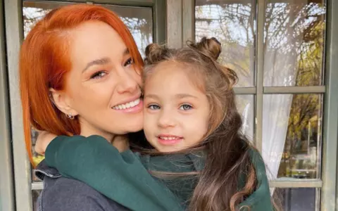 Cum se descurcă Feli ca mamă singură și ce lecții învață de la fiica ei de șapte ani: ”Noi creștem și uităm la un moment dat. Dar asta-i bucuria atunci când cel puțin ești părinte”