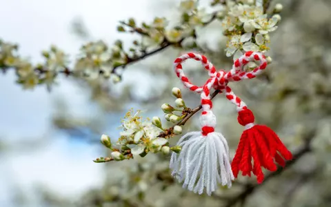 Semnificația firelor alb și roșu de la mărțișor