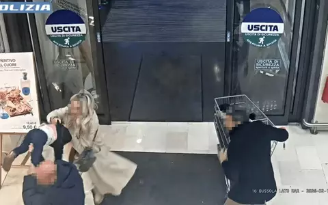 Un român a încercat să răpească o fetiță de un an și jumătate din brațele mamei, într-un supermarket din Italia. Agresorul a fost arestat, iar copilul a ajuns la spital cu femurul rupt