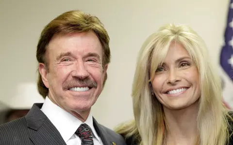 Cine este văduva lui Chuck Norris, femeia pentru care el a renunțat la carieră. Gena O’Kelley l-a iubit timp de 28 de ani pe regretatul actor: "Dormea lângă mine în salon și mă ruga să trăiesc"