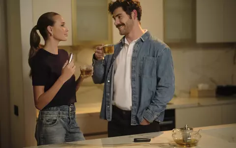 Cum transformă Ploom AURA rutinele zilnice în momente sofisticate: de la cafeaua de dimineață la relaxarea de seară