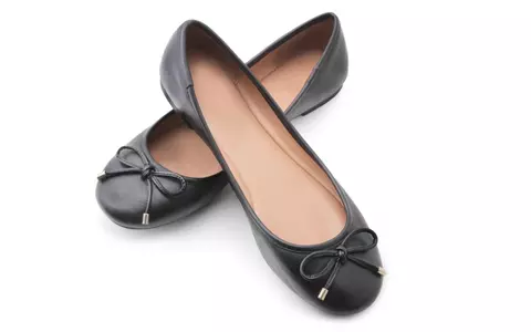 Top 7 idei de ținute cu balerini la birou – confort real, stil actual