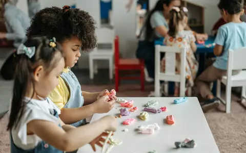 Joaca inteligentă: cum transformi plastilina într-un instrument de învățare