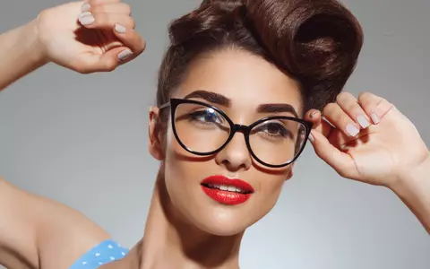Machiajul ideal pentru purtătoarele de ochelari: trucuri pentru o privire luminoasă