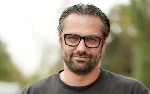 Actorul Alecsandru Dunaev revine la Antena 1 și va juca într-un nou serial produs de Ruxandra Ion: "Iată, m-am întors!"/ Primele imagini de la filmări