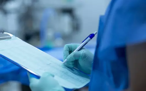 Colegiul Medicilor s-a autosesizat în cazul femeii de 45 de ani, care a murit în urma unui lifting facial realizat într-o clinică din București. Medicul estetician se apără: "Pacienta a fost informată"