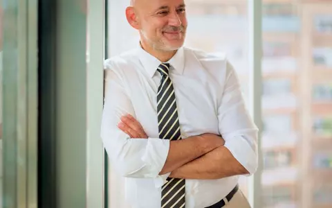 De ce bărbații își ridică mânecile de la cămașă până la cot