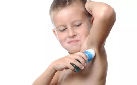 De la ce vârstă pot folosi copiii deodorantul