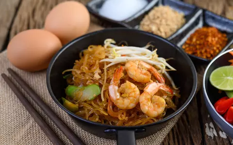Rețetă de pad thai cu tofu și creveți. Este preparatul național thailandez