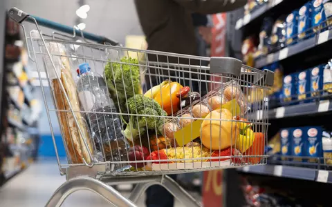 Programul supermarketurilor de Paște 2026. Când vor fi deschise magazinele