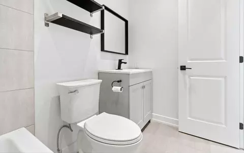 Baia în stil minimalist: sfaturi pentru un sanctuar de liniște și ordine