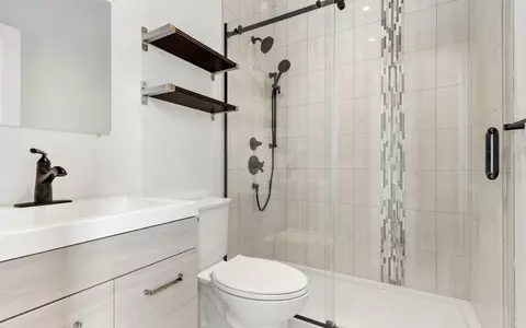 Cabină de duș sau cadă într-o baie mică? Cum alegi fără să regreți după renovare