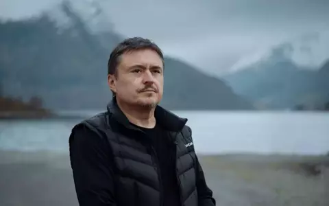 Cristian Mungiu, dat în judecată de o femeie care îl acuză că o filmează cu drona "de fiecare dată când iese din casă". Ce daune solicită reclamanta / Decizia instanței