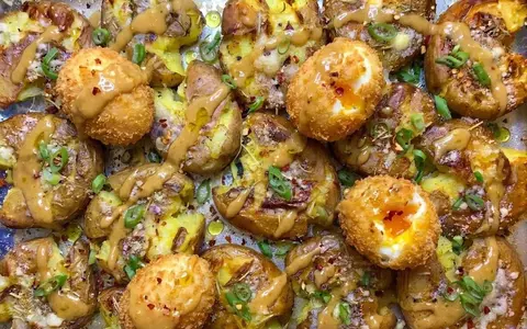 Rețetă de cartofi zdrobiți cu miso și parmezan. Preparatul viral care a cucerit internetul