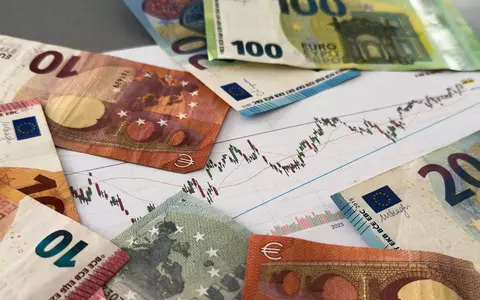 Imobiliare.ro Finance: Ce consecințe are creșterea cursului valutar asupra creditelor: locuințe mai scumpe, mai mulți bani aduși de acasă și rate mai mari 
