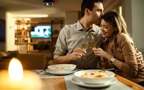 5 experiențe culinare pe care să le încerci cu partenerul tău în loc de un restaurant pretențios
