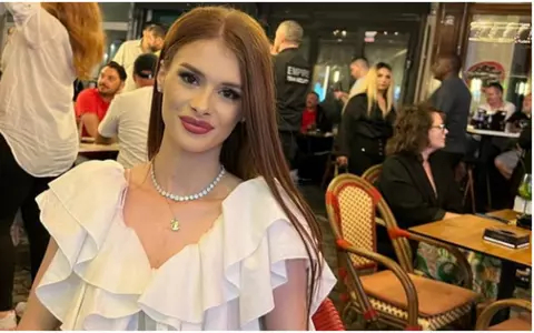 Un an de la moartea Teodorei Marcu. Cum arată mormântul ei și al bebelușului nenăscut: zeci de coroane, lumânări și un înger de marmură, cu mesaje de dor și durere / Tânăra a fost ucisă în plină stradă și a lăsat în urmă un soț îndurerat și o fetiță