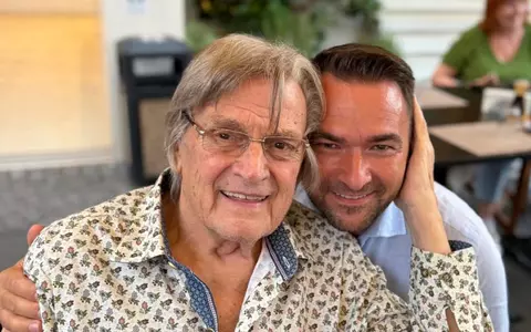 La 90 de ani, Florin Piersic a participat la Piatra Fest 2026 și a reacționat cu umor atunci când primarul orașului i-a pupat mâna: "Dar ce sunt eu, Patriarhul României?"