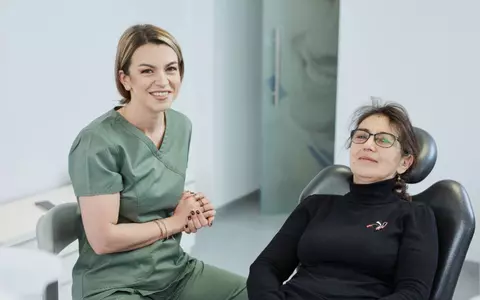 Ce probleme dentare apar la menopauză și cum le prevenim. Medic: "Multe femei nu asociază aceste modificări cu schimbarile hormonale"