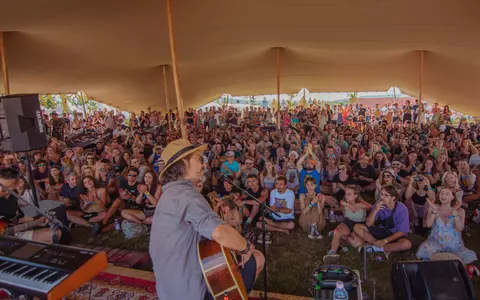 Dilema festivalierului: camping sau oraș?
