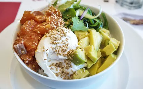 Rețetă de poke bowl. Originar din Hawaii, preparatul este perfect pentru vară