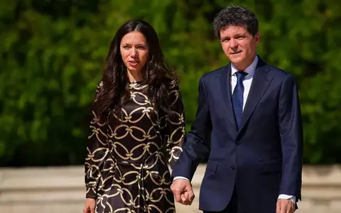 Cum a apărut Mirabela Grădinaru la Palatul Cotroceni, la întâlnirea cu președintele Israelului. Rochia satinată, cu imprimeu sofisticat, a atras toate privirile