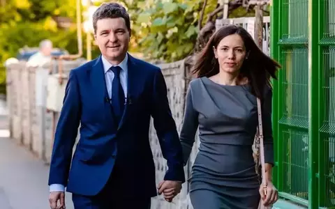 Cum s-a îmbrăcat Mirabela Grădinaru la recepția de Ziua Independenței SUA. Partenera lui Nicușor Dan a ales o rochie de mătase într-o culoare mai îndrăzneață decât de obicei