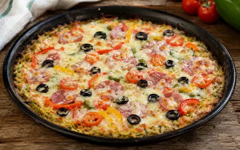 Rețetă de pizza fără aluat. Preparatul viral se face cu dovlecei și este gata în mai puțin de o oră