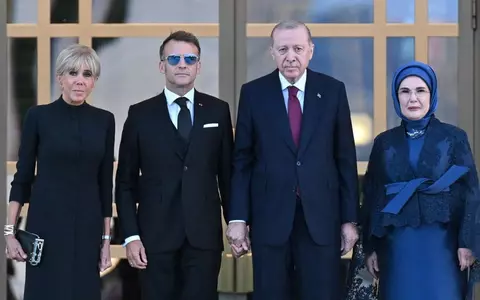Emmanuel Macron, moment stânjenitor cu prima doamnă a Turciei, Emine Erdogan, la summitul NATO de la Ankara. Gestul care a stârnit controverse