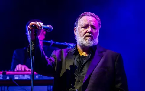 Russell Crowe vine pentru prima dată în România și va cânta în București și Timișoara. Cât costă biletele și care este prețul unei fotografii cu "Gladiatorul"