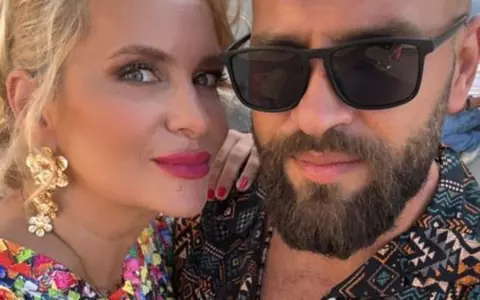 Paula Chirilă recunoaște că logodnicul cu 15 ani mai tânăr câștigă mai puțin decât ea, dar nu o deranjează deloc: "În Anglia făcea aranjamente florale pentru familia Beckham, duci și conți. Ce-mi oferă el nu se cumpără cu bani"