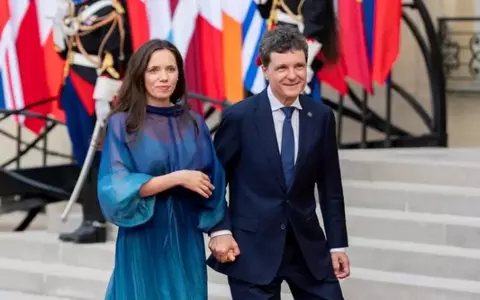 Albastrul, semnătura vestimentară a Mirabelei Grădinaru. Top 5 cele mai discutate rochii albastre purtate de partenera președintelui Nicușor Dan la ultimele apariții publice