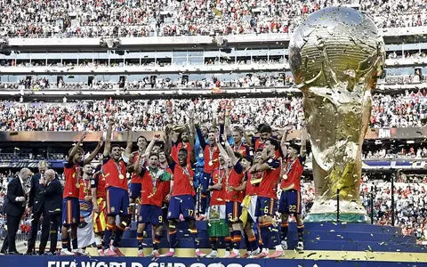 Spania a câștigat Cupa Mondială 2026, după ce a învins Argentina în prelungiri. Donald Trump le-a înmânat trofeul campionilor, iar Shakira, Madonna, Justin Bieber și BTS au făcut show total