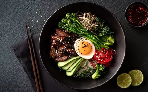 Rețetă de Bibim Guksu. Tăiței reci cu sos picant coreean