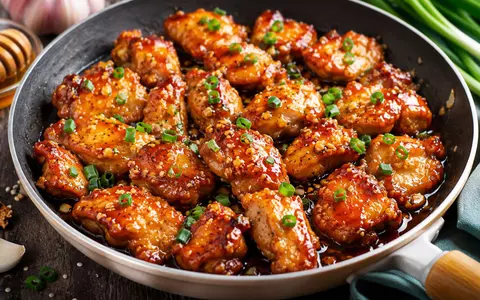 Rețetă de pui cu miere și usturoi. Trucul care îți garantează un sos lucios, aromat și perfect caramelizat