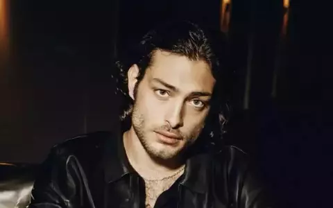 Cum s-a afișat Toto Dumitrescu pe rețelele de socializare, la aproape o lună de când a fost internat la Obregia. A publicat o imagine din club, în compania a două tinere