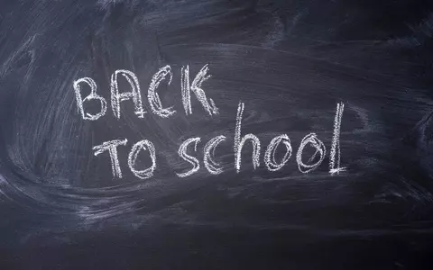 Trezitul brusc după vacanță: cum susțin somnul și vitaminele pentru imunitate revenirea copilului la școală