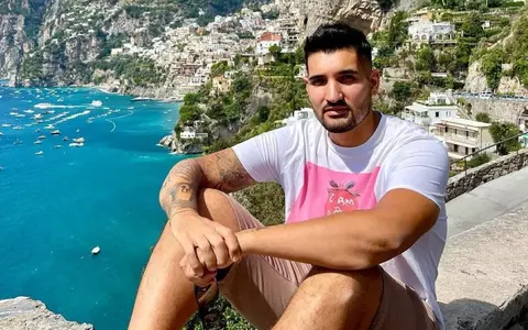 Cine este Nadir Tamuz. Artistul s-a născut în Libia, a cântat cu Loredana, are doi copii, iar în memoria mamei sale și-a tatuat un verset din Coran: "Să-ți tratezi părinții cu caritate"