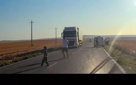 Scene de infarct în Tulcea, după ce un copil de 5 ani a căzut din mașină, în mers, la câțiva metri de roțile unui TIR. Polițist: "De azi, voi da amendă tuturor părinților care își transportă copiii fără centură de siguranță"