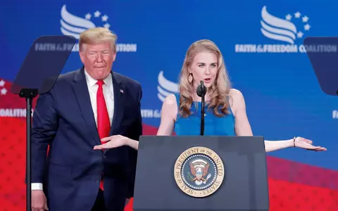 Cine este Natalie Harp, asistenta personală a lui Donald Trump. Tânăra de 35 de ani a renunțat la cariera TV și a călătorit în portbagaj doar ca să-l însoțească non stop: "Îi este devotată și loială sută la sută"