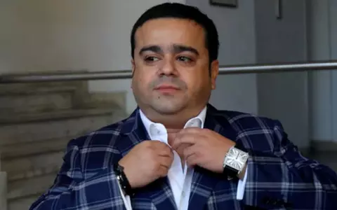 Adrian Minune a cântat o piesă rock celebră la Nibiru. Cum a reacționat publicul: "Să fie asta sfârșitul bătăliei dintre rockeri și manelari?"