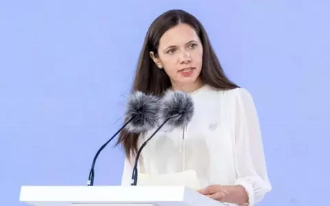 Ținuta purtată de Mirabela Grădinaru în Ucraina, sub lupa stilistului: "O rochie foarte bună, accesorizată corect. Problema cea mare e  atitudinea: e foarte crispată"/ Ce s-a observat la ținuta Maiei Sandu