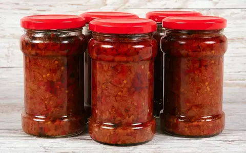 De ce să întorci borcanele după ce pui zacusca. Trucul care îți salvează conservele