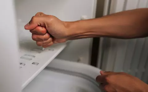 De ce se adună apă în frigider – cauze și rezolvare rapidă