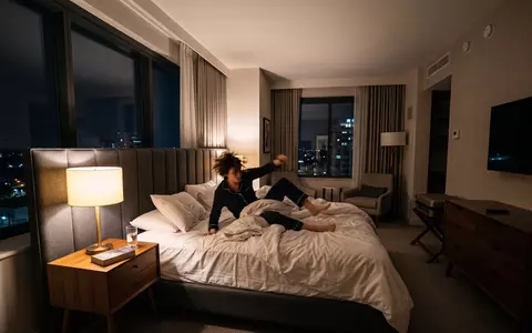 De ce dormim mai rău în prima noapte la hotel. Explicația specialiștilor
