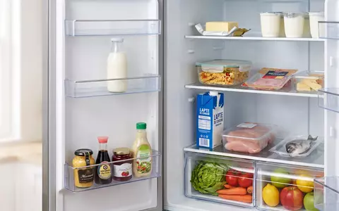 De ce nu se ţine laptele pe uşa frigiderului. Ordinea corectă pentru depozitarea laptelui de consum şi a altor alimente în frigider