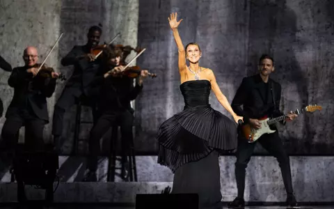 Celine Dion a revenit pe scenă la șase ani de la ultimul turneu. Lacrimi, melodii puternice și un mesaj emoționant pentru fani: „Am promis că mă voi întoarce!”