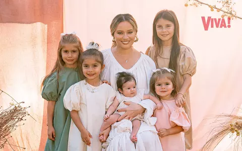 Laura Cosoi, alături de cele cinci fetițe pe coperta VIVA! de octombrie! Primul pictorial de familie, alături de mezina Nina: "Când mă uit acum la noi, văd în primul rând cinci copii pe care îi iubesc"